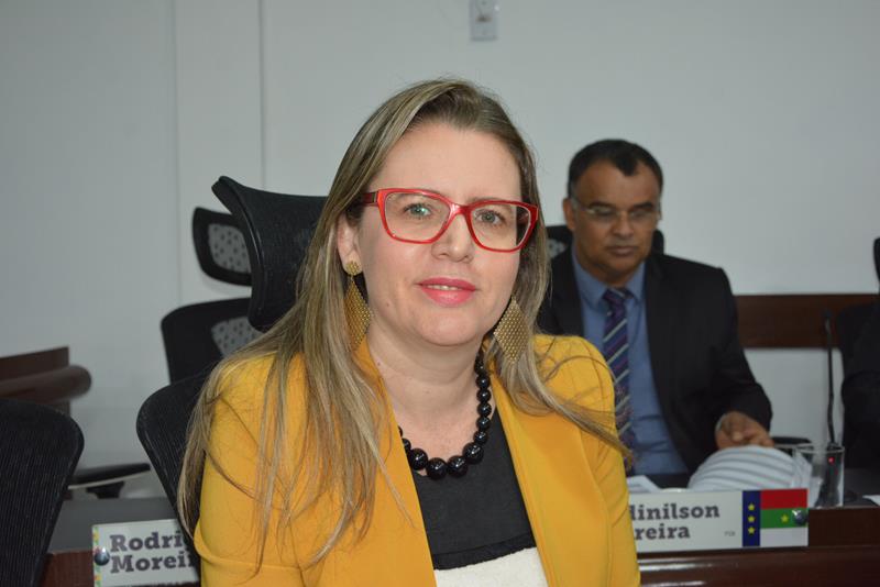 Imagem  Viviane critica pontos sobre a saúde do município em discurso de Herzem
