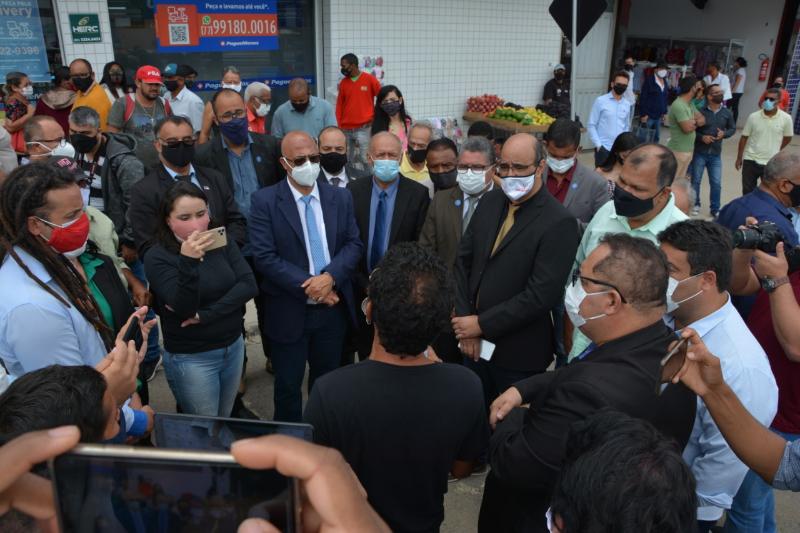 Imagem Vereadores fiscalizam  obras da Estação de Transbordo e dialogam com camelôs