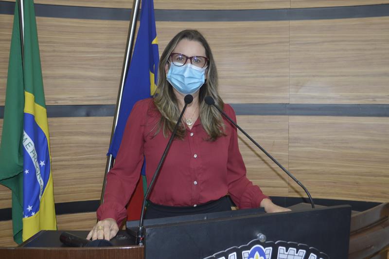 Imagem Viviane destaca importância do profissional de enfermagem e fala do PL que regulamenta piso salarial