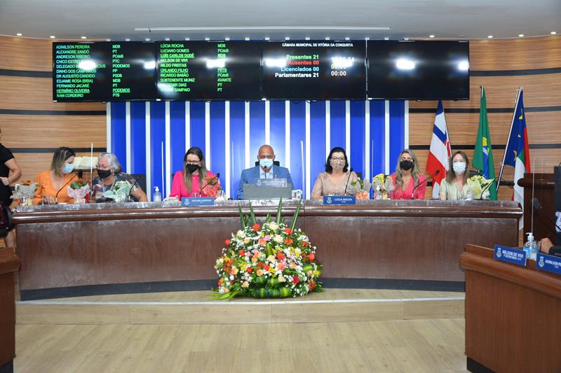 Imagem Câmara entrega Diploma Mulher Cidadã Loreta Valadares em Sessão Especial