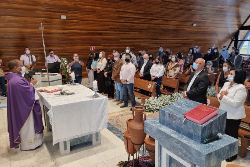 Imagem Vereadores participam de missa em memória do ex-prefeito Herzem Gusmão
