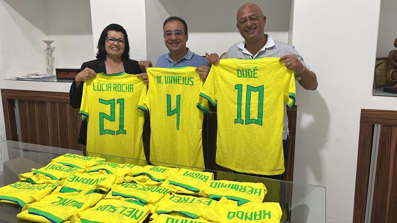 Imagem Presidente Ednaldo Rodrigues presenteia vereadores com camisas oficiais da Seleção Brasileira 