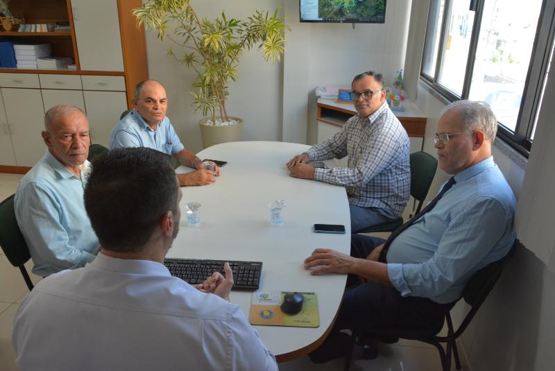 Imagem Vereadores se reúnem no escritório regional da Embasa para tratar sobre as demandas do abastecimento de água no município