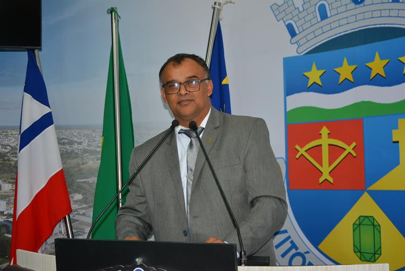 Imagem Adinilson comemora aprovação do parecer favorável ao empréstimo de R$ 160 milhões ao Executivo Municipal
