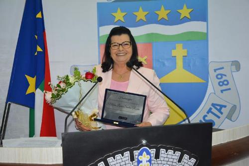 Imagem Lúcia Rocha é homenageada pela Câmara de Vereadores após 32 anos de dedicação à cidade