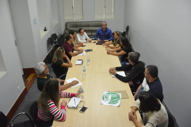 Imagem Vereadores da Oposição se reúnem com Sindicato dos Professores Municipais e buscam garantir diálogo com o Governo