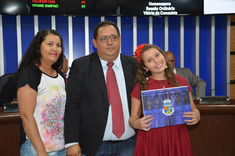 Imagem Câmara parabeniza garota de 12 anos pelo lançamento do seu segundo livro